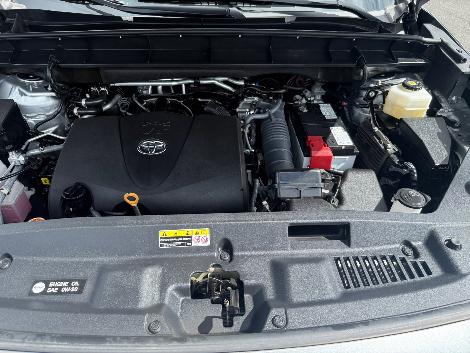 2022 Toyota Highlander LE photo 19