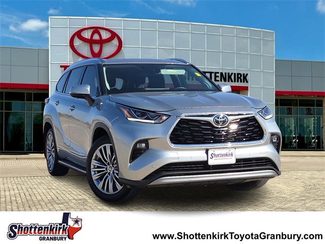 2023 Toyota Highlander Platinum's photo