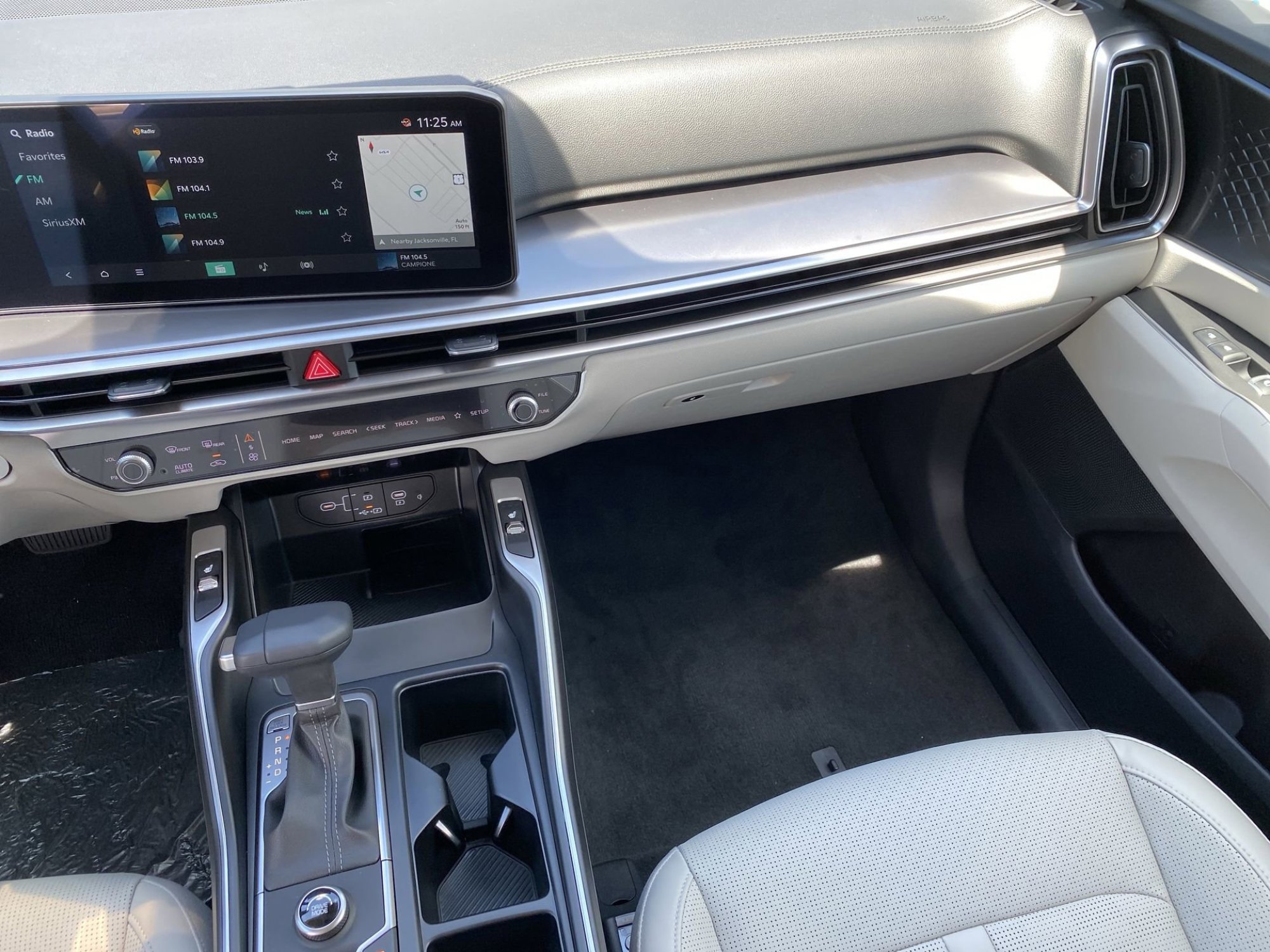 2025 Kia Sorento S photo 13