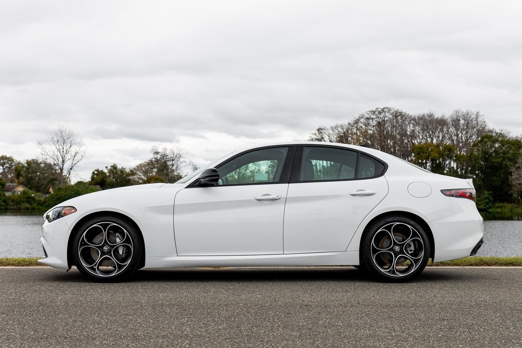 2025 Alfa Romeo Giulia Base photo 2