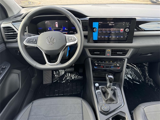 2025 Volkswagen Taos SE photo 3