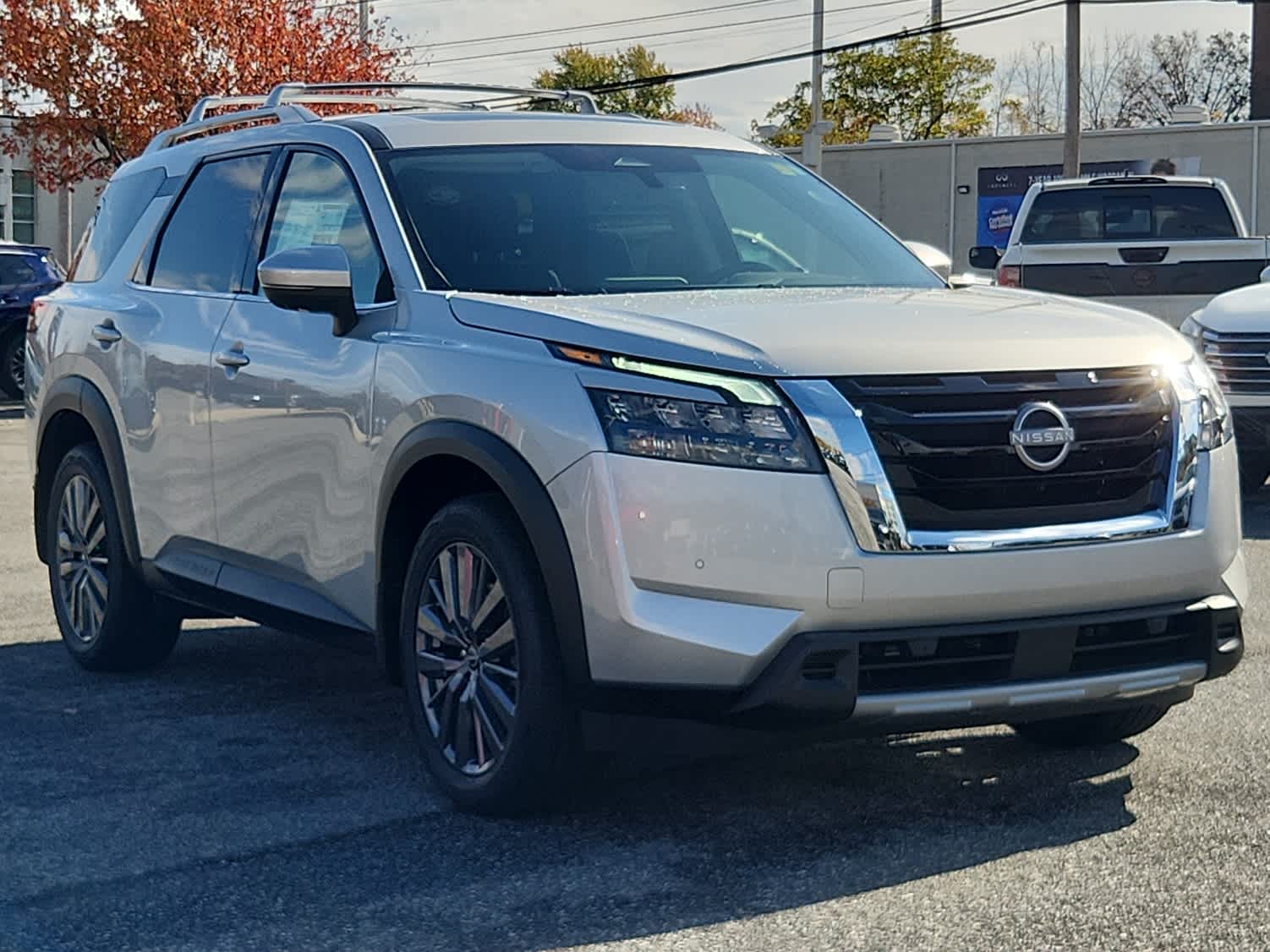 2025 Nissan Pathfinder SL photo 2