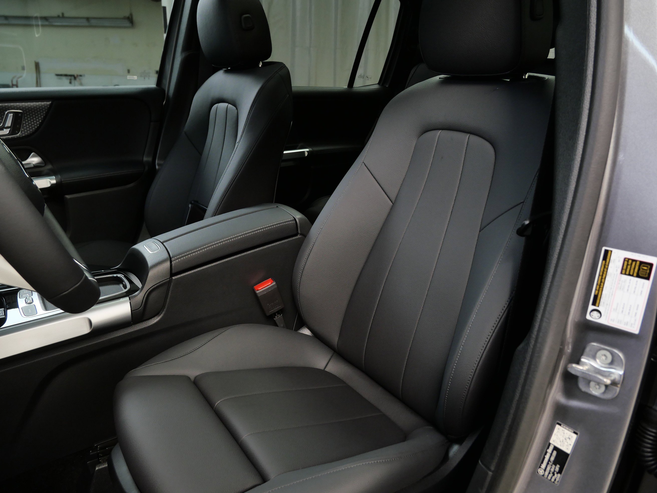 2026 Mercedes Benz GLB 250 4MATIC photo 2