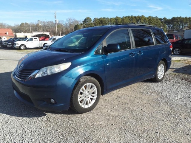 2012 Toyota Sienna XLE's photo