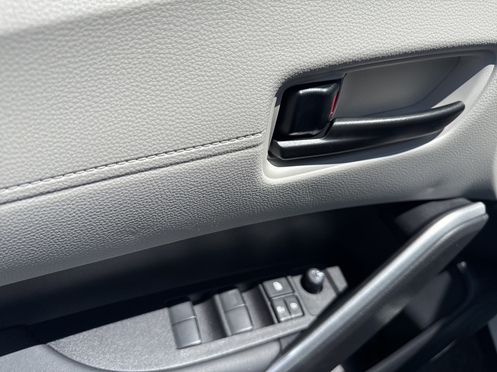 2025 Toyota Corolla Cross LE photo 8