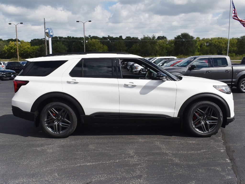 2025 Ford Explorer ST photo 12