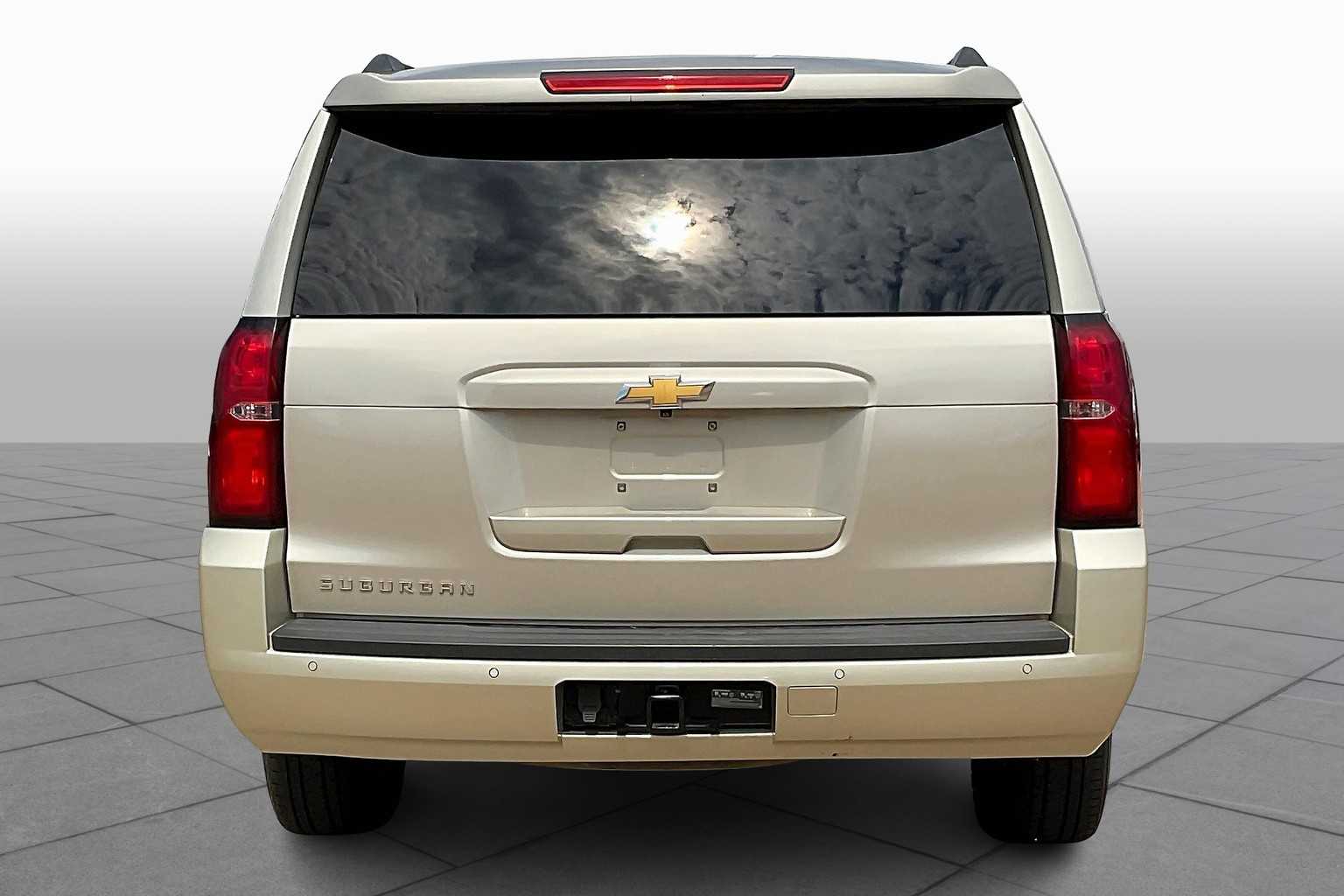 2015 Chevrolet Suburban LT photo 4