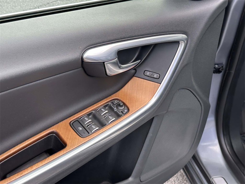 2016 Volvo S60 Inscription T5 Platinum AWD photo 16