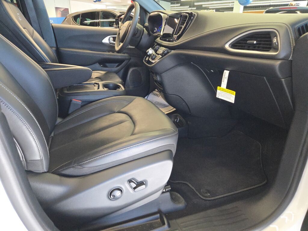 2024 Chrysler Pacifica Hybrid photo 4