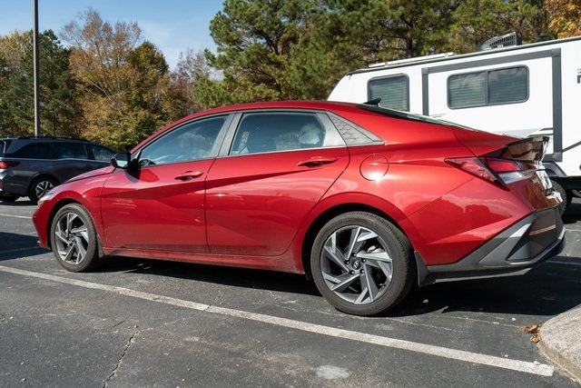 2025 Hyundai Elantra SEL Sport photo 3