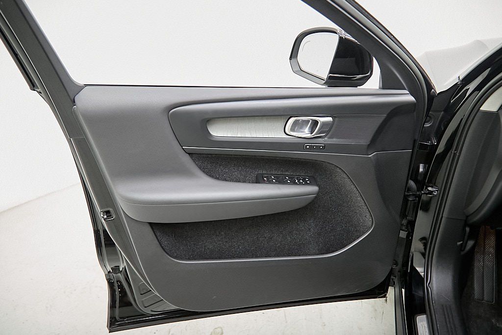 2023 VOLVO XC40 - Image 10