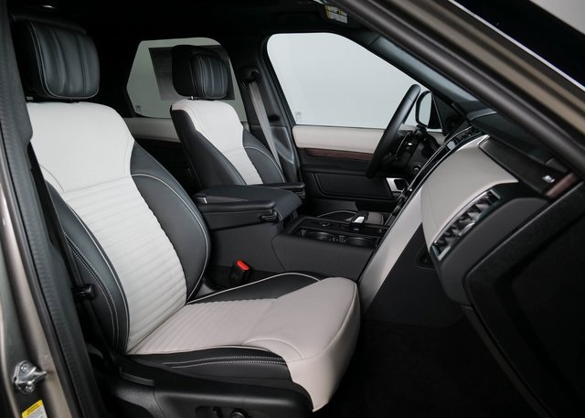 2024 Land Rover Discovery SE photo 2
