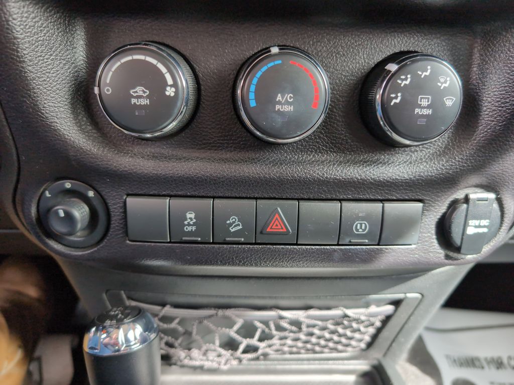 2017 Jeep Wrangler Unlimited Sahara photo 11