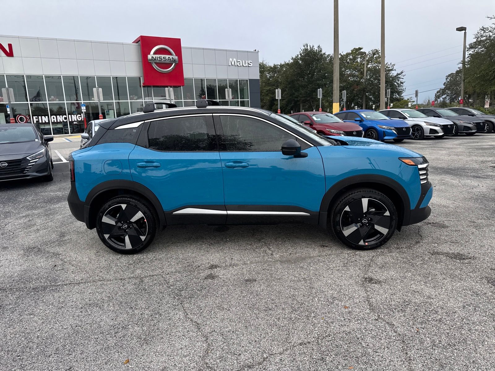 2026 Nissan Kicks SR photo 4