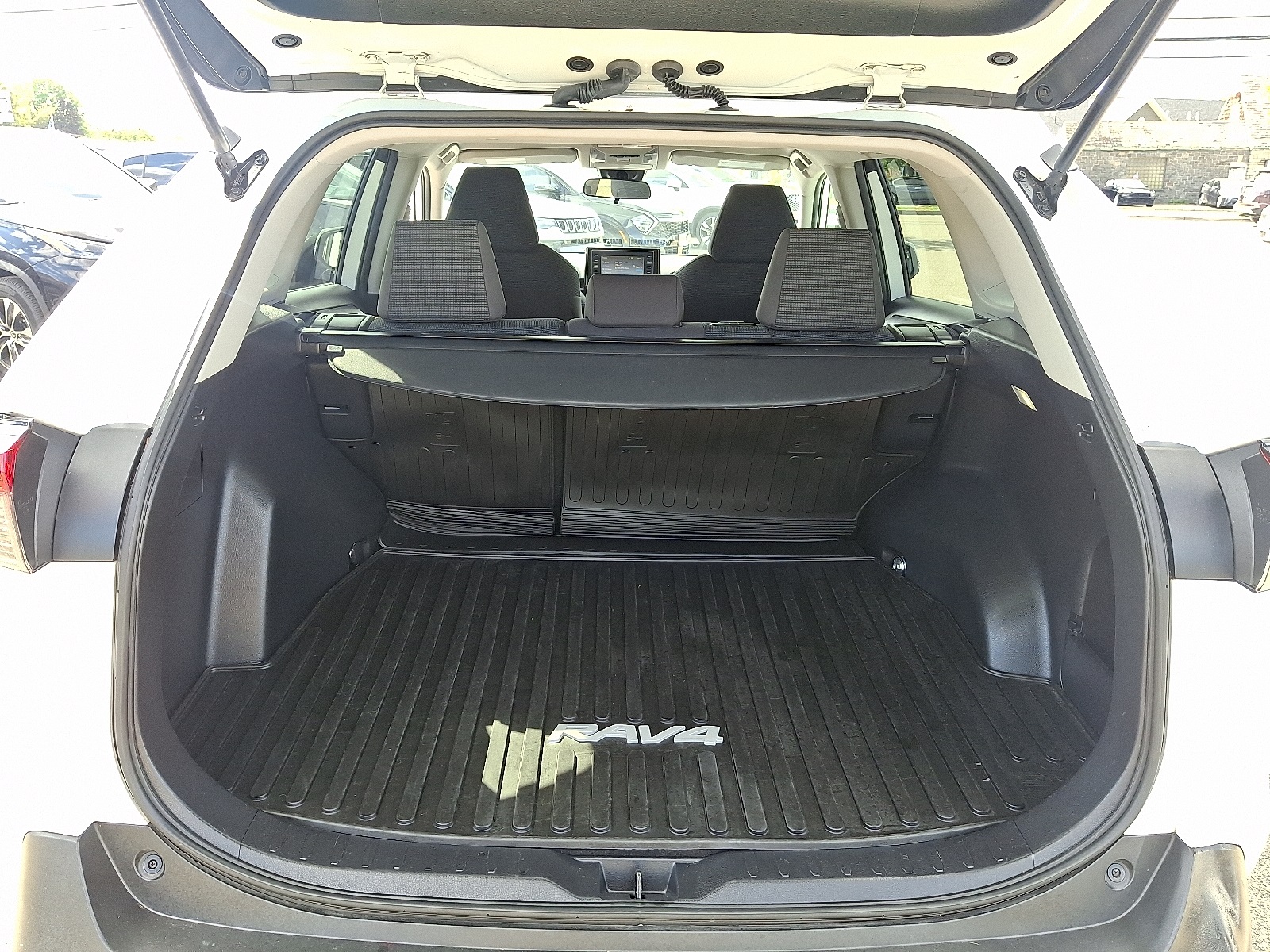 2022 Toyota RAV4 LE photo 25