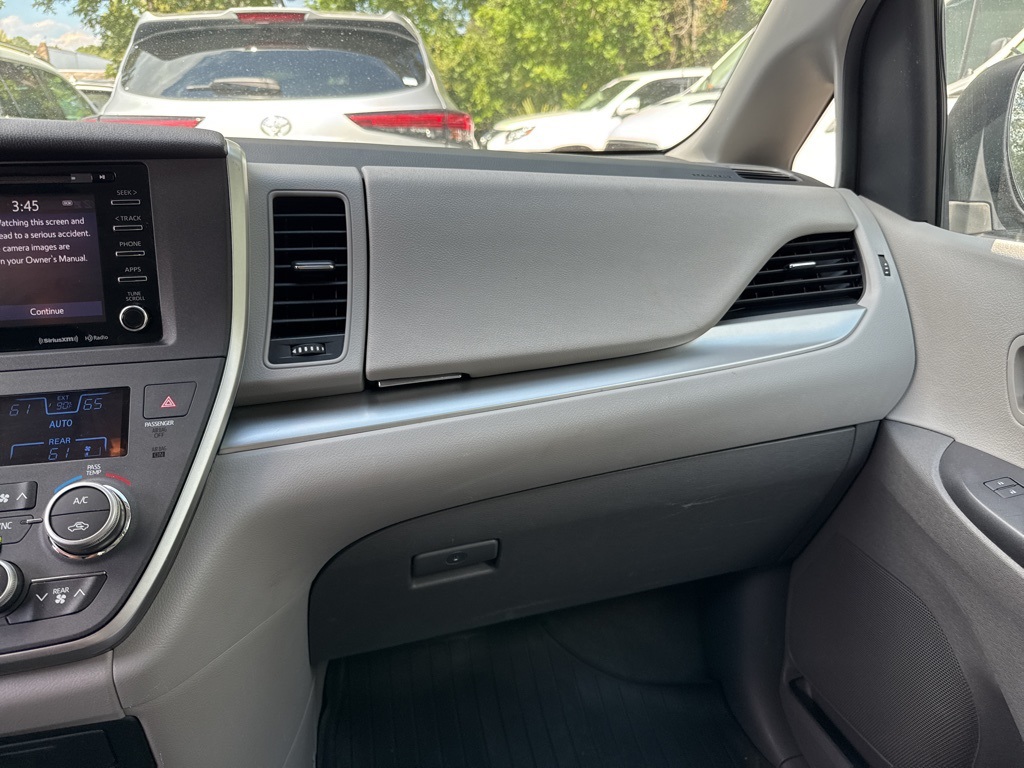 2020 Toyota Sienna LE photo 12