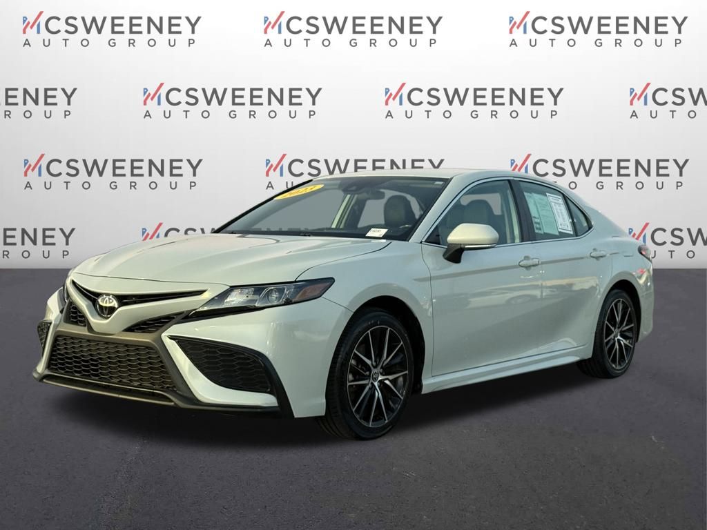 2023 Toyota Camry SE's photo