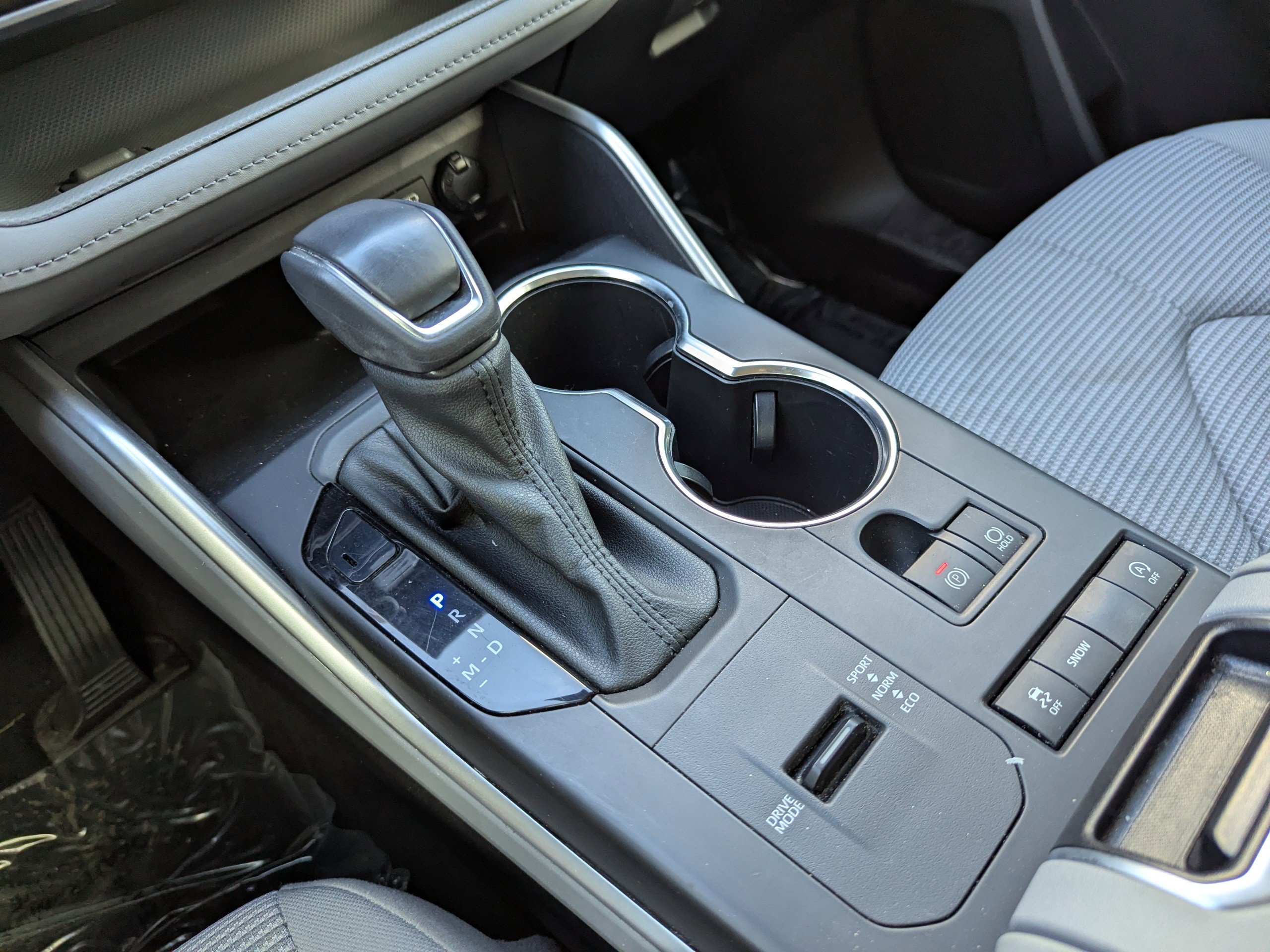 2022 Toyota Highlander LE photo 26