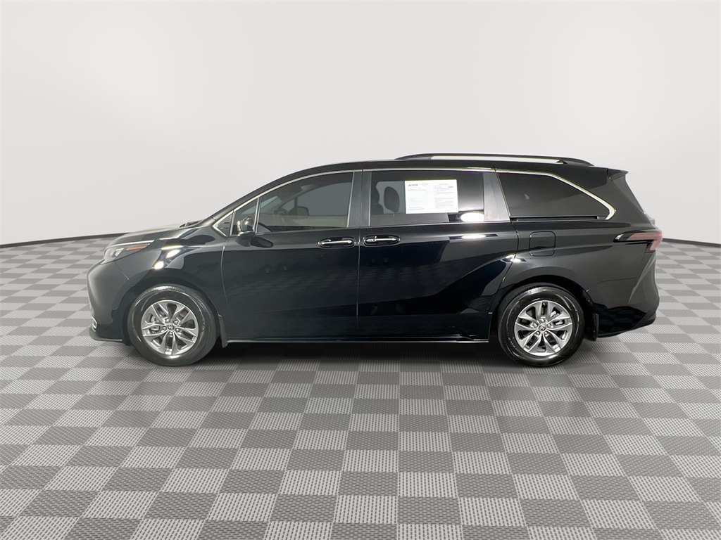 2024 Toyota Sienna XLE photo 3