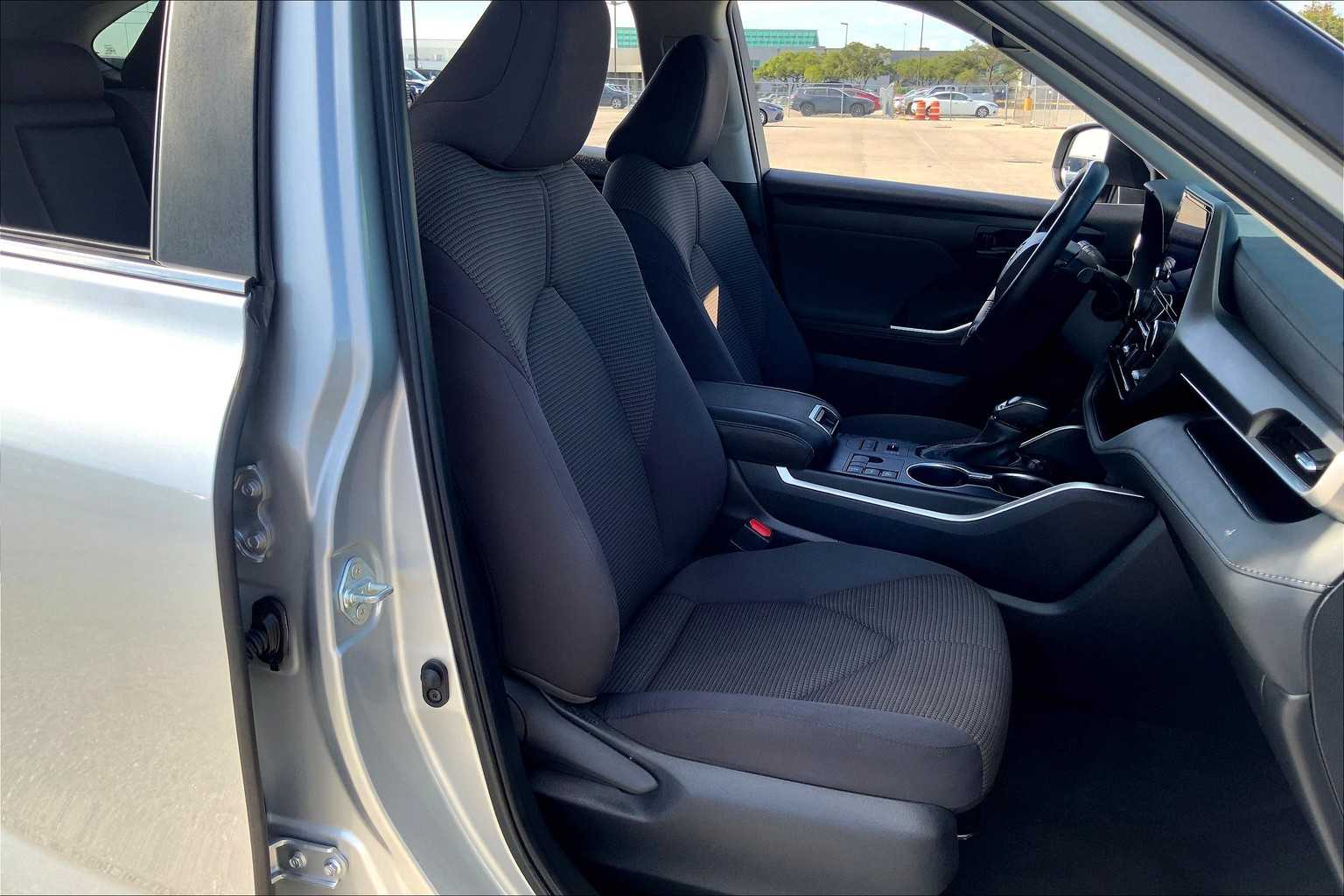 2024 Toyota Highlander LE photo 8