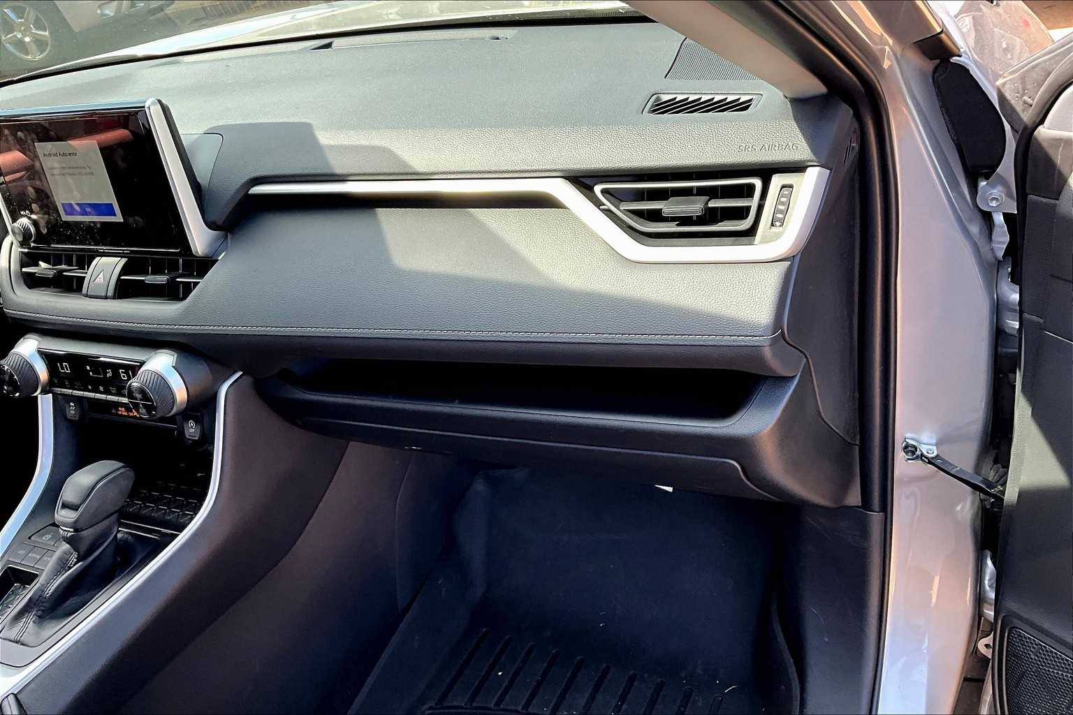2023 Toyota RAV4 XLE photo 14