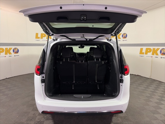2026 Chrysler Pacifica Limited photo 4