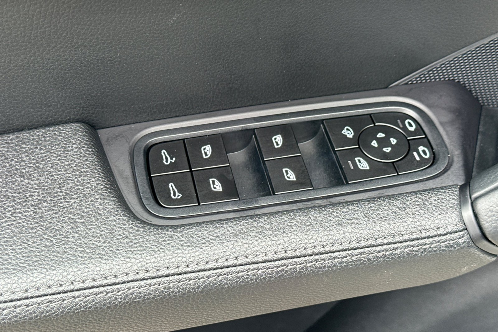 2025 Porsche Cayenne Turbo photo 13