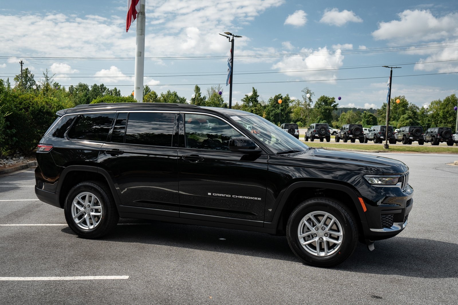 2025 Jeep Grand Cherokee Laredo Altitude photo 11