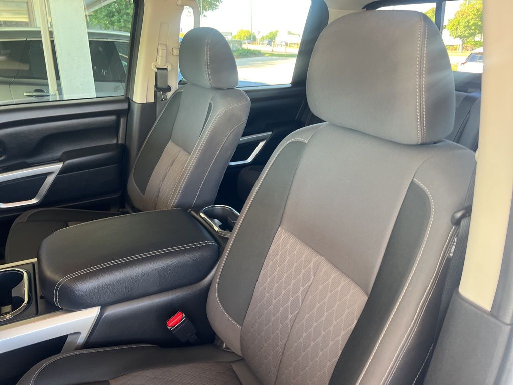 2024 Nissan Titan Crew Cab photo 2