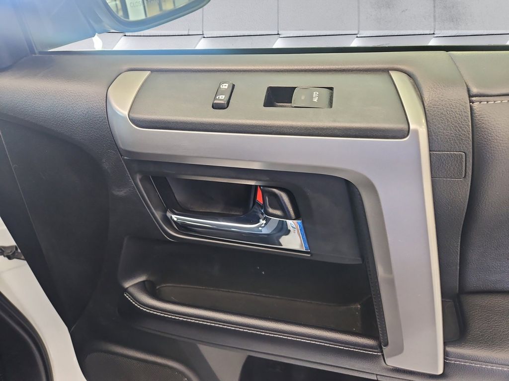 2018 Toyota 4Runner SR5 photo 12