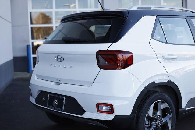 2025 Hyundai Venue SEL Limited photo 2