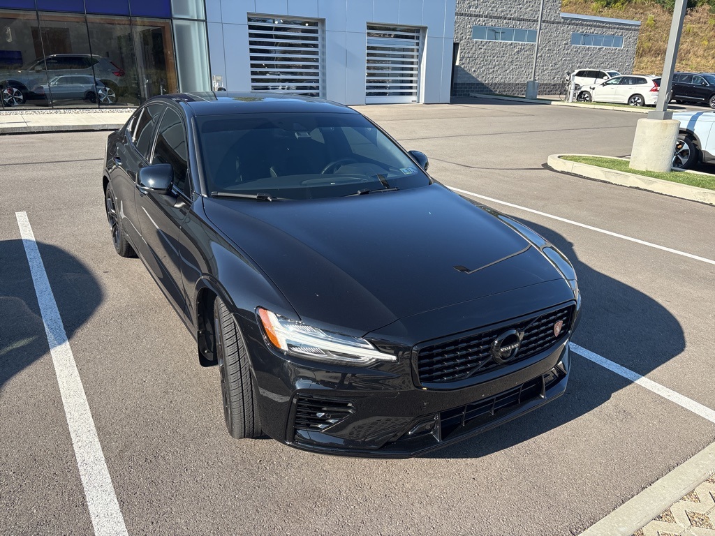 2022 Volvo S60 Recharge T8 Black Edition R-Design photo 2