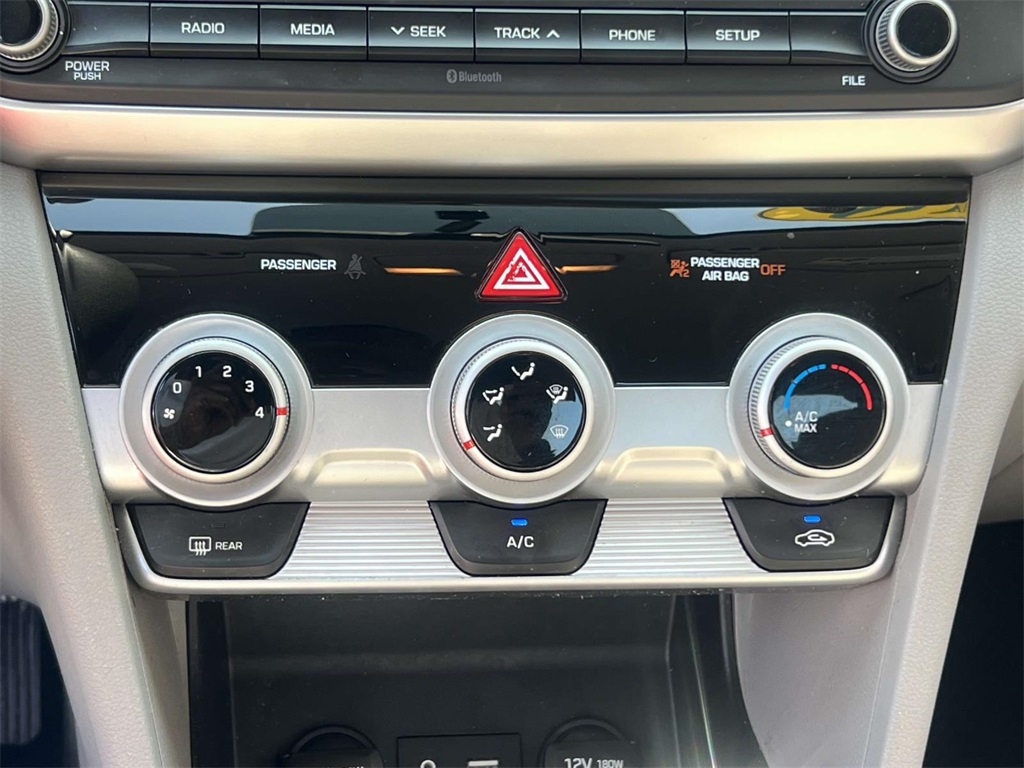 2019 Hyundai Elantra SE photo 16