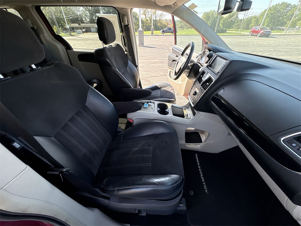 2014 Chrysler Town & Country photo 25