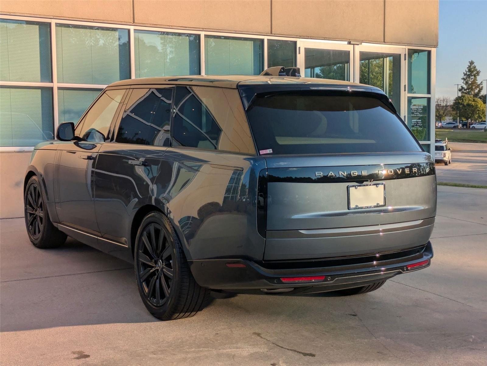 2025 Land Rover Range Rover SE photo 7