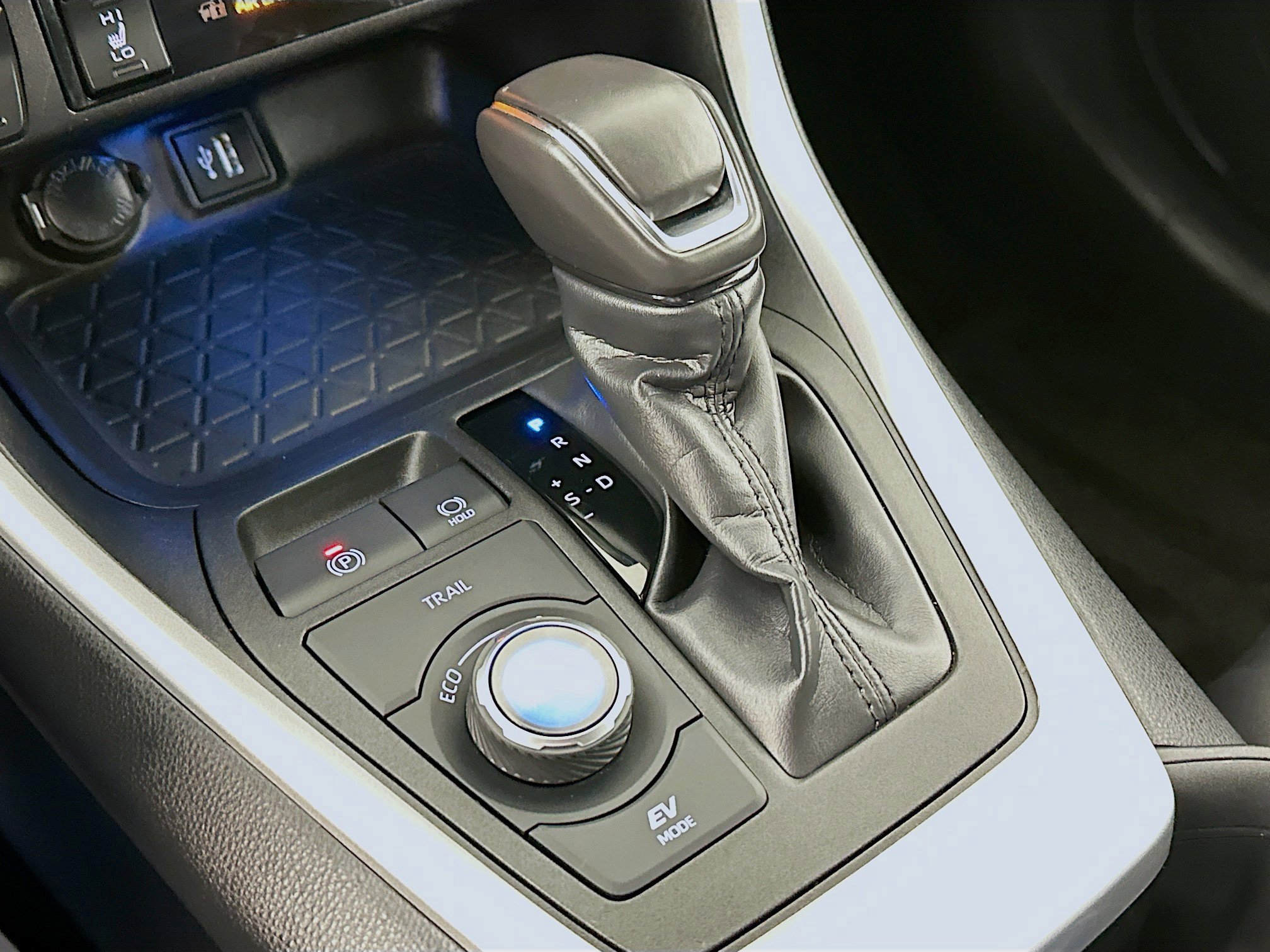 2024 Toyota RAV4 Hybrid XSE photo 13