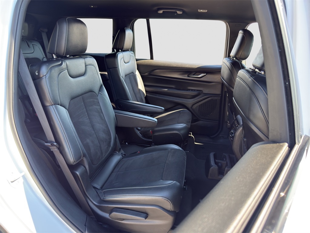 2023 Jeep Grand Cherokee Laredo Altitude photo 18