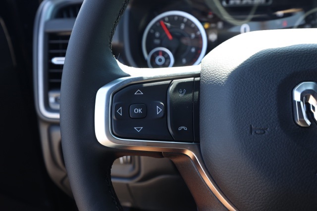 New 2026 Diamond Black Crystal Pearl-Coat Exterior Paint RAM Tradesman image 24