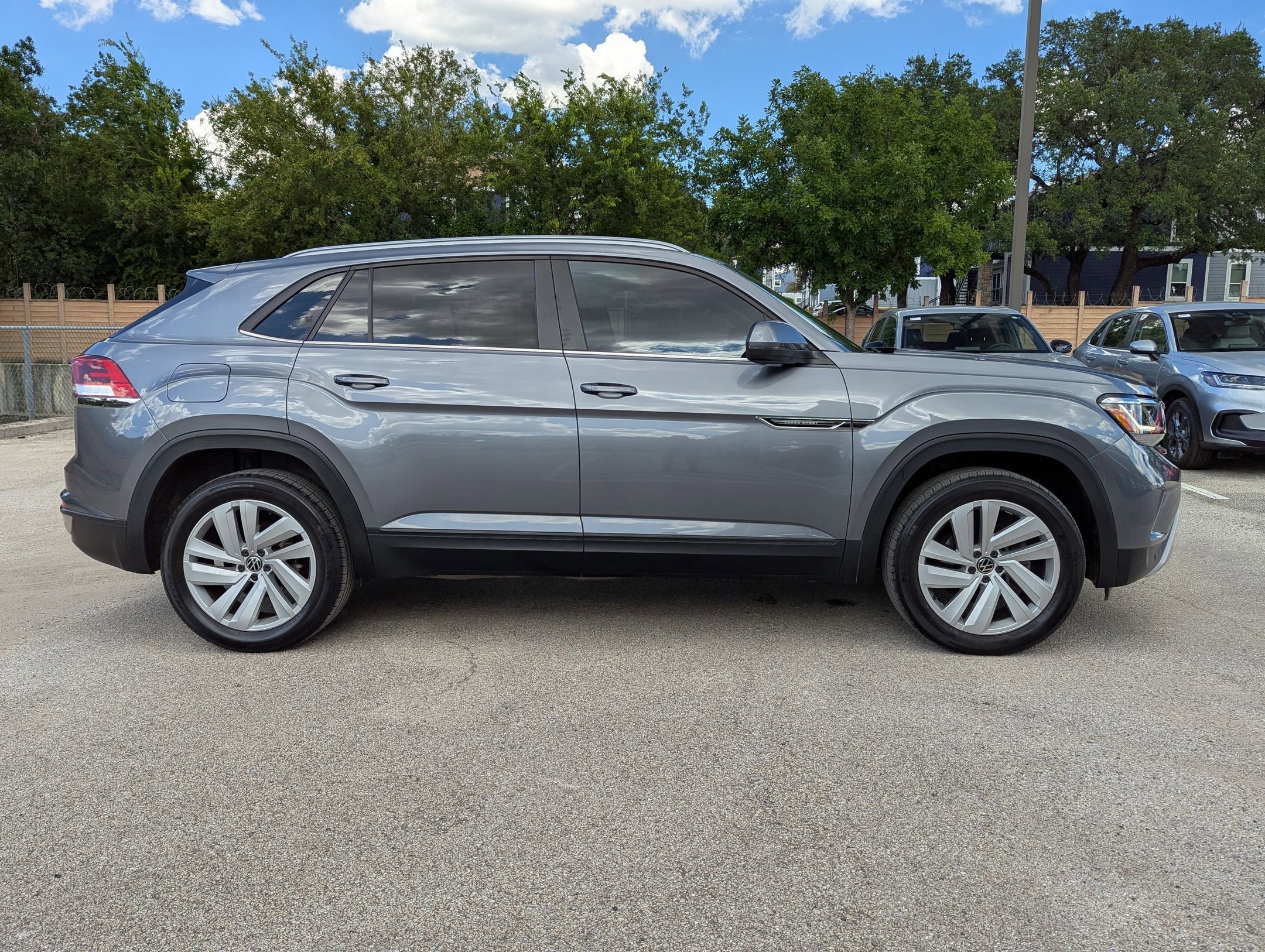 2020 Volkswagen Atlas Cross Sport V6 SE Technology photo 2