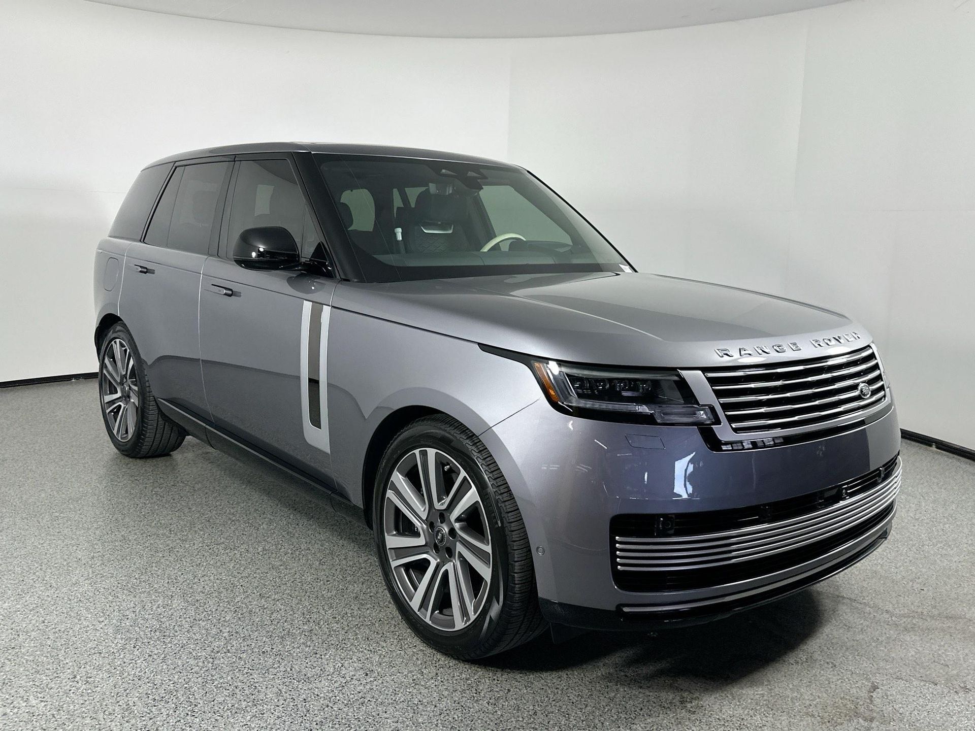2025 Land Rover Range Rover SV photo 3