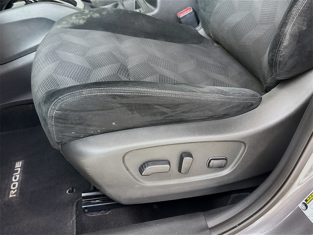 2016 Nissan Rogue SV photo 23