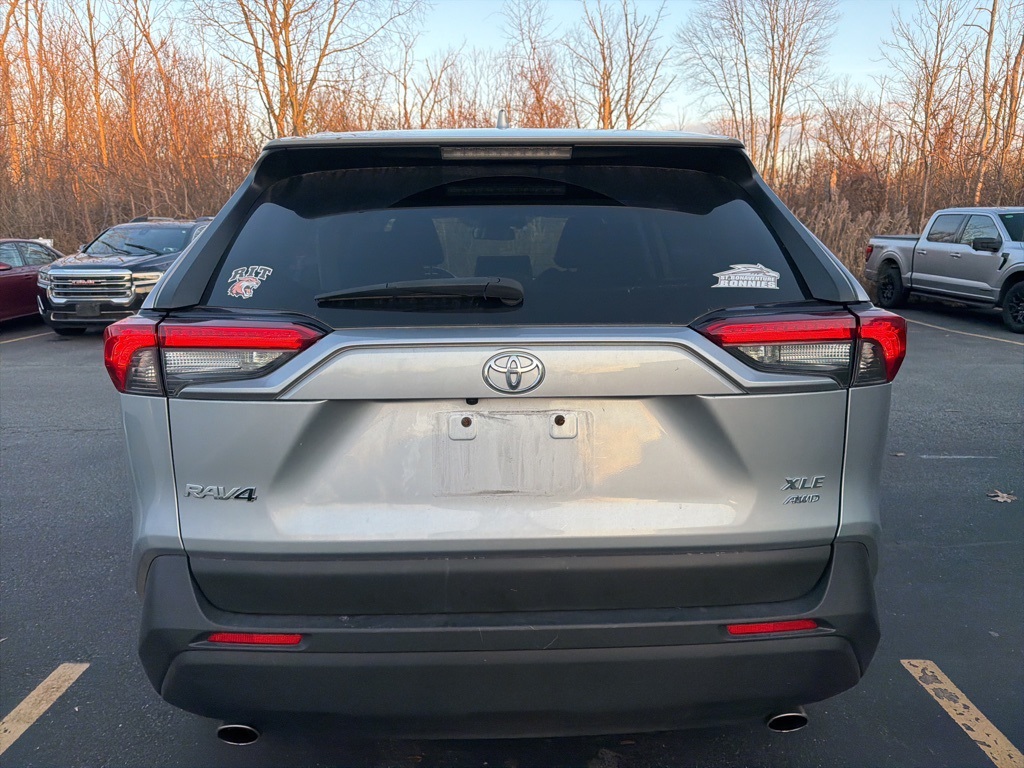 2019 Toyota RAV4 XLE Premium photo 3