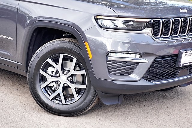 New 2025 Baltic Gray Metallic Clear-Coat Exterior Paint Jeep Limited image 4