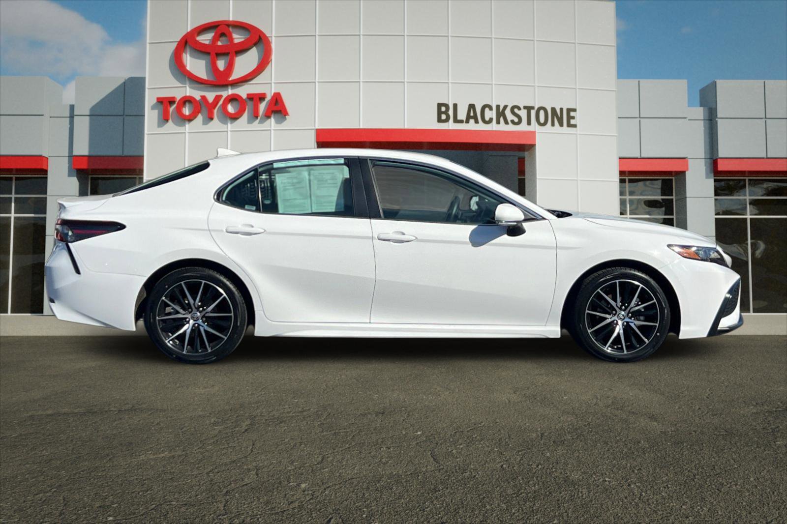 2024 Toyota Camry SE photo 2