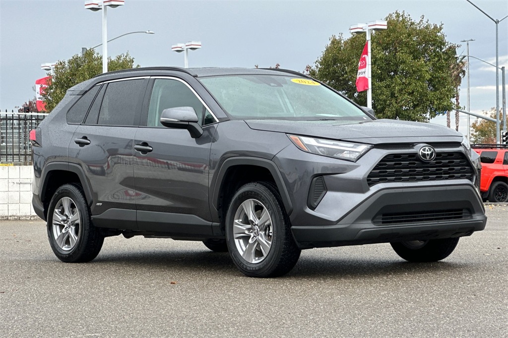 2025 Toyota RAV4 Hybrid XLE photo 2