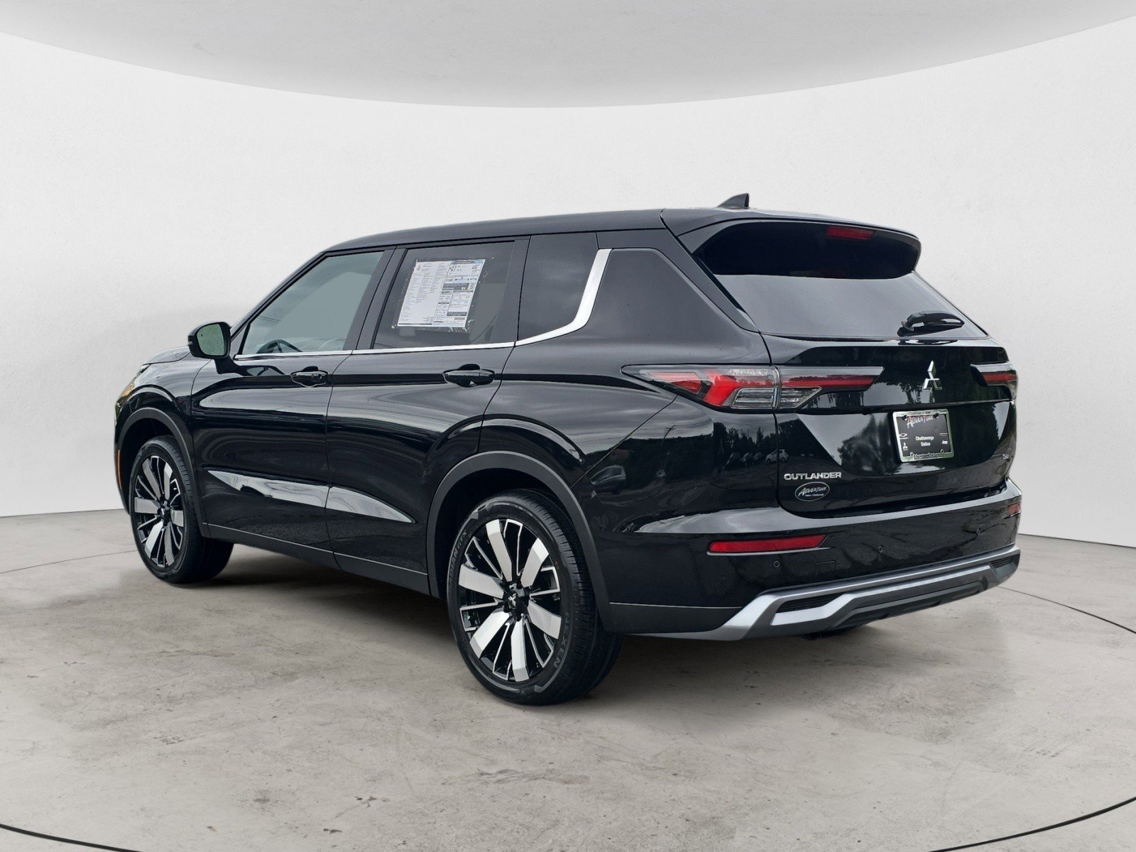 2025 Mitsubishi Outlander SE photo 3