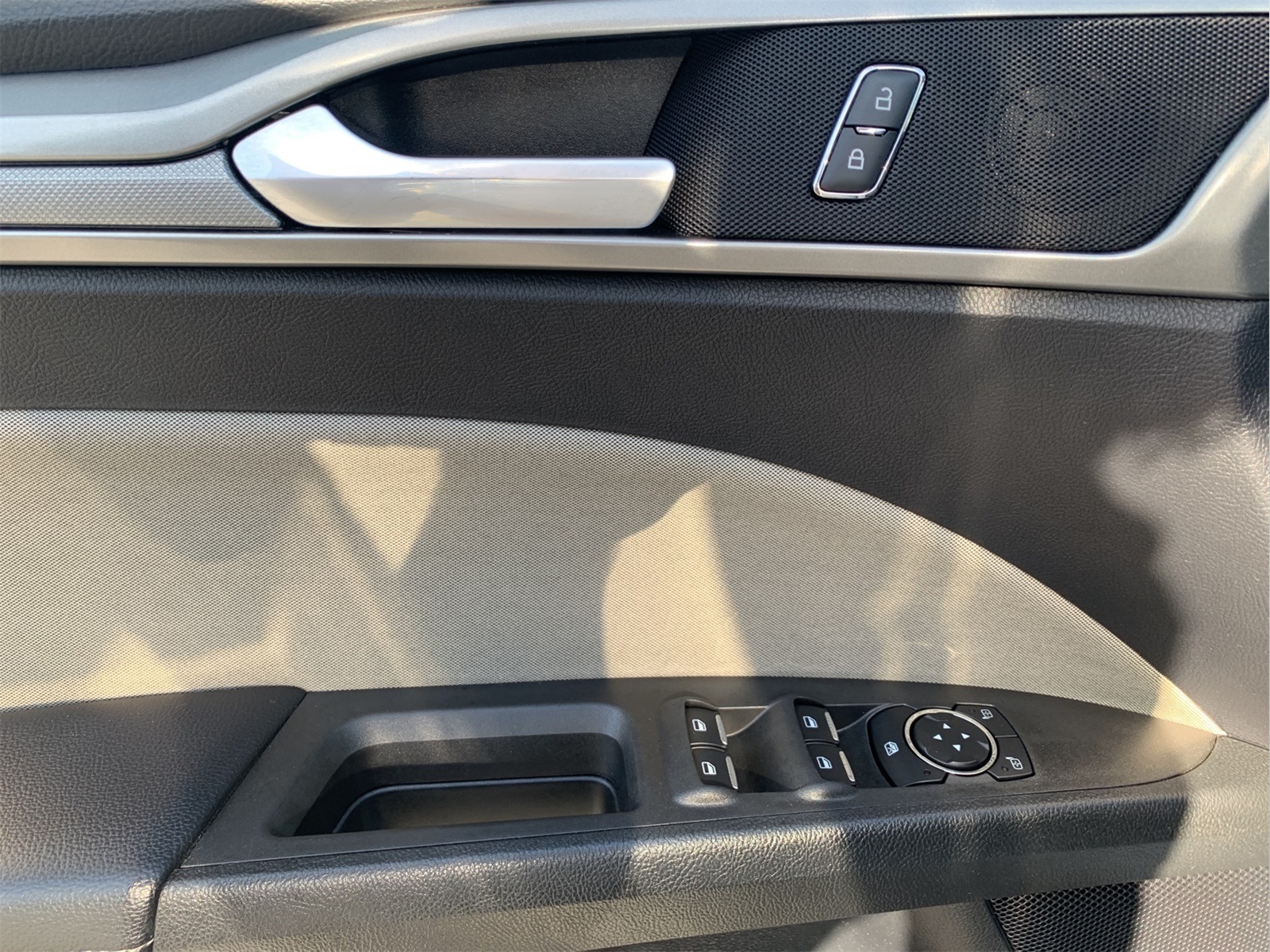 2020 Ford Fusion S photo 12