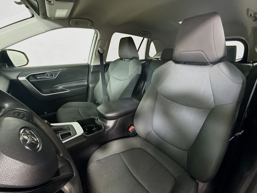 2022 Toyota RAV4 XLE photo 18
