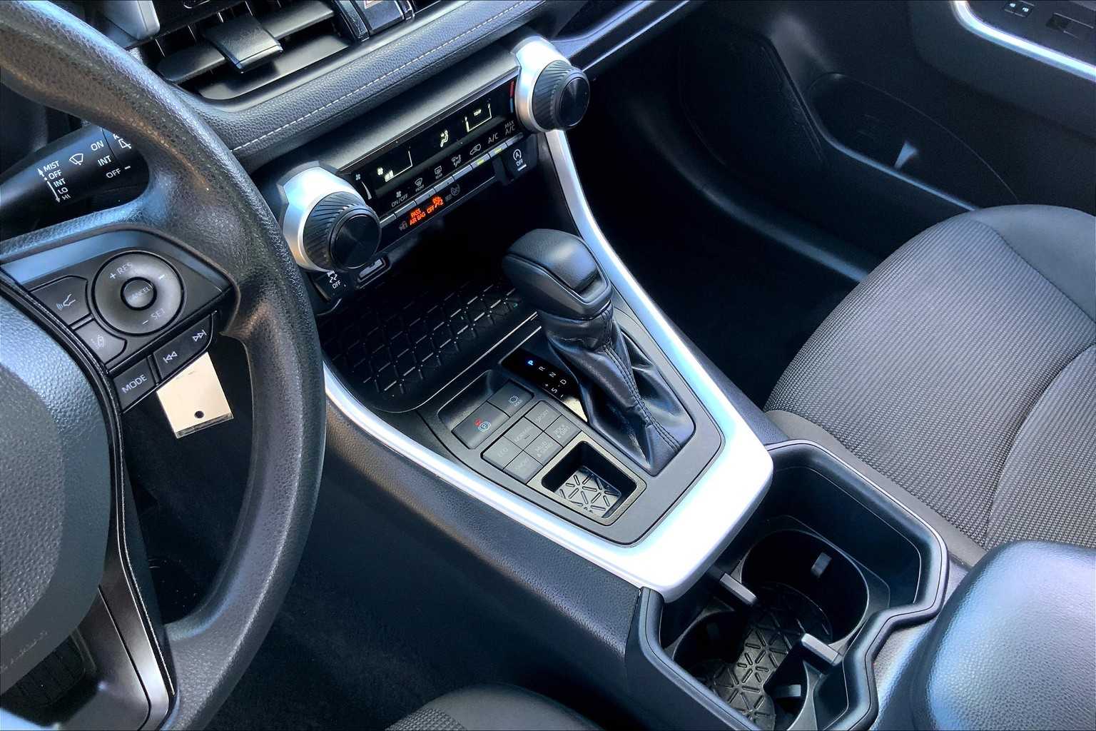 2024 Toyota RAV4 LE photo 12