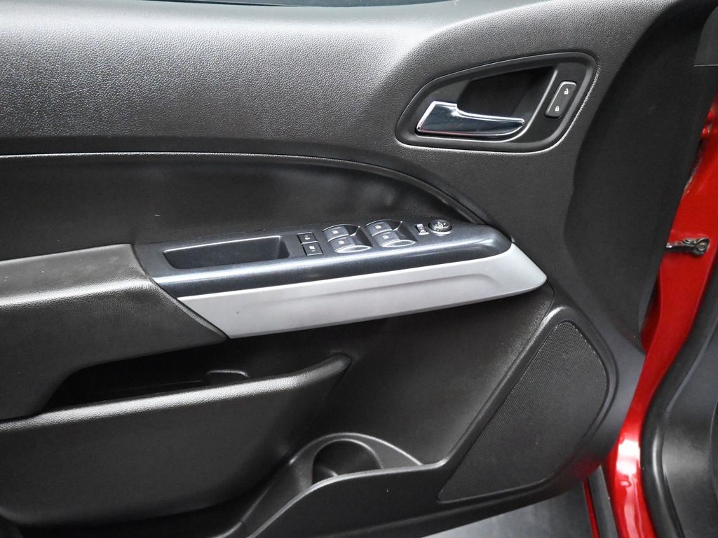 2021 Chevrolet Colorado LT photo 3
